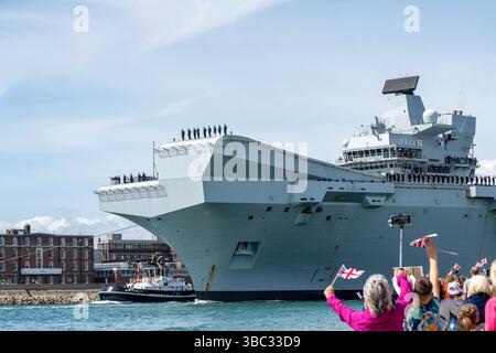 HMS Prince of Wales RO9 - porte-avions de la classe Queen Elizabeth - départ de Portsmouth le 22 avril 2025 pour un déploiement de 8 mois, Portsmouth, Hampshire, Banque D'Images