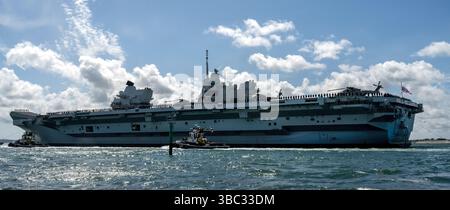 HMS Prince of Wales RO9 - porte-avions de la classe Queen Elizabeth - départ de Portsmouth le 22 avril 2025 pour un déploiement de 8 mois, Portsmouth, Hampshire, Banque D'Images