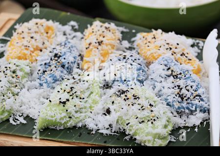 Khanom Tua Pap est un dessert thaïlandais coloré. À l'intérieur se trouve une garniture de soja ou de haricot rouge, saupoudrée de noix de coco râpée et de sucre Banque D'Images