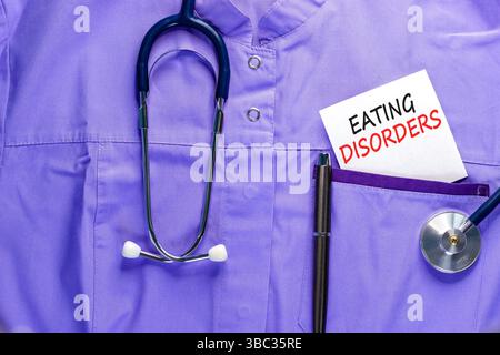 Symbole des troubles de l'alimentation. Mots conceptuels troubles alimentaires sur une belle carte blanche. Stéthoscope et stylo. Bel uniforme médical. Des vies médicales saines Banque D'Images