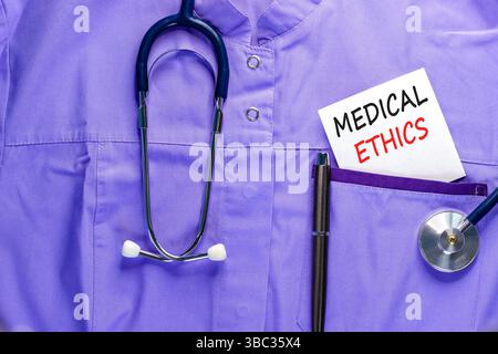 Symbole d'éthique médicale. Mots conceptuels éthique médicale sur une belle carte blanche. Stéthoscope et stylo. Bel uniforme médical. Mode de vie sain médical Banque D'Images