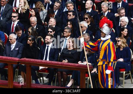 Intronizzazione di Papa Leone XIV — Città del Vaticano — Domenica 18 Maggio 2025 - Cronaca - (foto di Cecilia Fabiano/ LaPresse) Nella foto : JD Vance e Marco Rubio Pape Léon XIV Intronisation — Cité du Vatican — dimanche 18 mai 2025 - Actualités - (photo de Cecilia Fabiano/LaPresse) sur la photo : JD Vance et Marco Rubio Banque D'Images