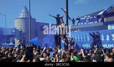 Goodison Park, Liverpool, Royaume-Uni. 18 mai 2025. Premier League Football, Everton contre Southampton ; fans de Goodison Road avant le match crédit : action plus Sports/Alamy Live News Banque D'Images