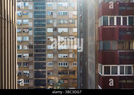 Vue de grands bâtiments, structures en béton, détails des terrasses et des fenêtres, composition abstraite. Banque D'Images