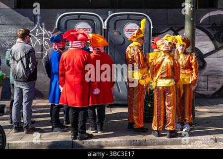 Défilé du carnaval Rose Monday à Düsseldorf, des gens en tenue de fantaisie se tenaient devant des toilettes portables. Banque D'Images