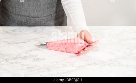 Sandwich biscuit Spritz citron avec crème au beurre à la canneberge Banque D'Images