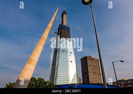 Londres, Royaume-Uni - 6 mai 2011 : construction du bâtiment Shard près de Guy's Tower. gratte-ciel en verre de 87 étages à construire avec un pic déchiqueté. Banque D'Images