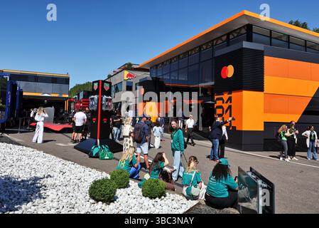 Imola, Italie. 18 mai 2025. Atmosphère de paddock. 18.05.2025. Championnat du monde de formule 1, route 7, Grand Prix d'Emilie Romagne, Imola, Italie, jour de la course. Crédit : James Moy/Alamy Live News Banque D'Images