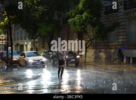 Buenos Aires, Argentine. 17 mai 2025. Une femme marche sous la pluie dans une rue à Buenos Aires, Argentine, le 17 mai 2025. La ville de Buenos Aires a connu des précipitations continues récemment à la fin de la saison d'automne. Crédit : Zhang Duo/Xinhua/Alamy Live News Banque D'Images