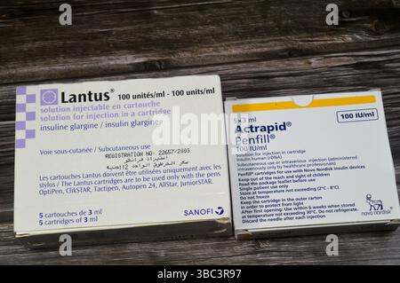 Le Caire, Egypte, 21 février 2025 : Lantus (injection d'insuline glargine) et Actrapid insuline humaine ADNr penfill solution pour voie sous-cutanée ou intraveineuse Banque D'Images