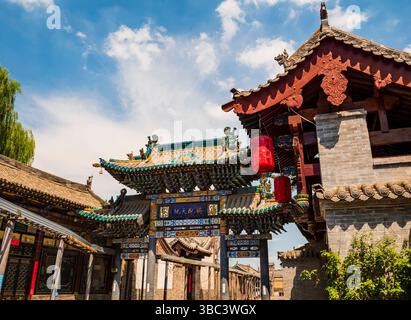Porte murale colorée de la ville menant à l'entrée du temple Confucius, Pingyao, province du Shanxi, Chine Banque D'Images