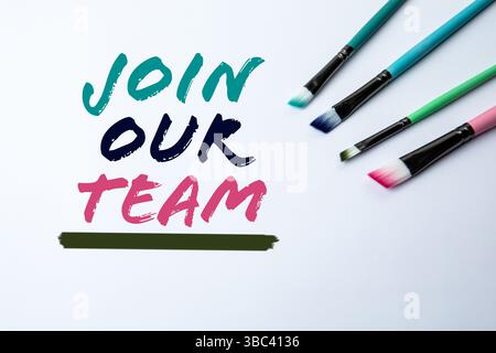 Rejoignez notre concept d'équipe avec pinceaux et typographie colorée. Banque D'Images