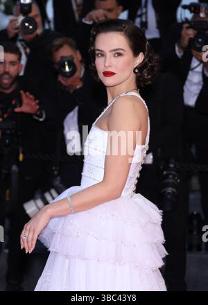 Cannes, France. 17 mai 2025. Zoey Deutch assiste au tapis rouge « Die My Love » au 78e Festival de Cannes au Palais des Festivals le 17 mai 2025 à Cannes, France. Photo : DGP/imageSPACE /MediaPunch crédit : MediaPunch Inc/Alamy Live News Banque D'Images