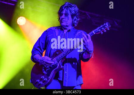 Buenos Aires (17 mai 2025). Groupe de grunge américain Stone Temple Pilots (Dean DeLeo, guitare) jouant en concert à Estadio Obras, Buenos Aires (Argentine). Crédit : Mariano Garcia/Alamy Live News Banque D'Images