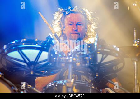 Buenos Aires (17 mai 2025). Groupe de grunge américain Stone Temple Pilots (Eric Kretz, batterie), se produisant en direct à Estadio Obras, Buenos Aires (Argentine). Crédit : Mariano Garcia/Alamy Live News Banque D'Images