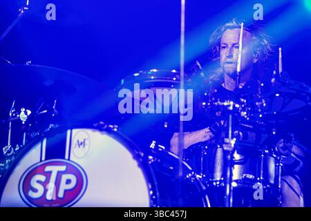 Buenos Aires (17 mai 2025). Groupe de grunge américain Stone Temple Pilots (Eric Kretz, batterie), se produisant en direct à Estadio Obras, Buenos Aires (Argentine). Crédit : Mariano Garcia/Alamy Live News Banque D'Images