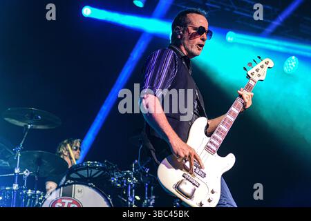 Buenos Aires (17 mai 2025). Groupe de grunge américain Stone Temple Pilots (Robert DeLeo, basse ; Eric Kretz, batterie), se produisant en direct à Estadio Obras, Buenos Aires (Argentine). Crédit : Mariano Garcia/Alamy Live News Banque D'Images