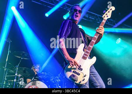 Buenos Aires (17 mai 2025). Groupe de grunge américain Stone Temple Pilots (Robert DeLeo, basse ; Eric Kretz, batterie), se produisant en direct à Estadio Obras, Buenos Aires (Argentine). Crédit : Mariano Garcia/Alamy Live News Banque D'Images