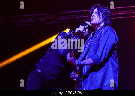 Buenos Aires (17 mai 2025). Groupe de grunge américain Stone Temple Pilots (Dean DeLeo, Jeff Gutt), se produisant en direct à Estadio Obras, Buenos Aires (Argentine). Crédit : Mariano Garcia/Alamy Live News Banque D'Images