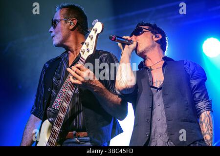 Buenos Aires (17 mai 2025). Groupe de grunge américain Stone Temple Pilots (Jeff Gutt, chant ; Robert DeLeo, basse), se produisant en direct à Estadio Obras, Buenos Aires (Argentine). Crédit : Mariano Garcia/Alamy Live News Banque D'Images