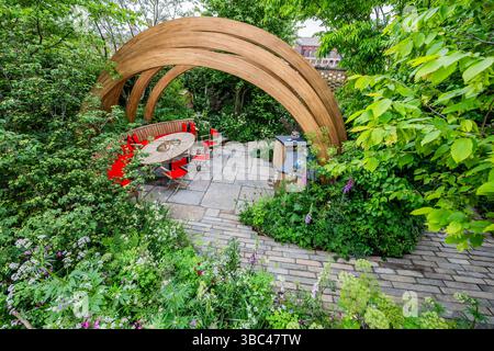 Londres, Royaume-Uni. 18 mai 2025. London Square Chelsea Pensioners Garden par Dave Green, Small Show Gardens - The RHS Chelsea Flower Show 2025. Il se déroule du 19-24 au 30 mai. Crédit : Guy Bell/Alamy Live News Banque D'Images