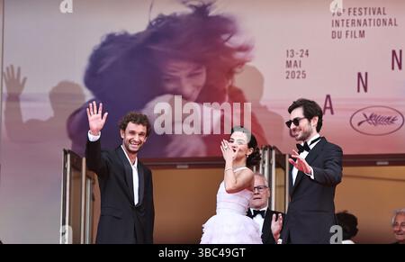 Cannes, France. 17 mai 2025. Les acteurs arrivent pour la projection du film "Nouvelle vague" à la 78ème édition du Festival de Cannes à Cannes, dans le sud de la France, le 17 mai 2025. Crédit : Gao Jing/Xinhua/Alamy Live News Banque D'Images