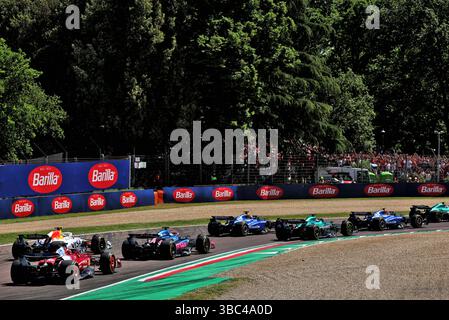 Imola, Italie. 18 mai 2025. Imola, Italie. 18 mai 2025. Charles Leclerc (mon) Ferrari SF-25 au départ de la course. 18.05.2025. Championnat du monde de formule 1, route 7, Grand Prix d'Emilie Romagne, Imola, Italie, jour de la course. Le crédit photo devrait se lire : XPB/Alamy Live News. Banque D'Images