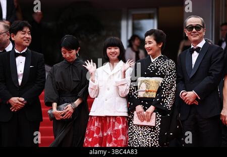 Cannes, France. 17 mai 2025. Les acteurs du film Renoir sont photographiés après la première du film lors de la 78e édition du Festival de Cannes à Cannes, dans le sud de la France, le 17 mai 2025. Crédit : Gao Jing/Xinhua/Alamy Live News Banque D'Images