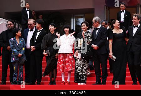 Cannes, France. 17 mai 2025. Les acteurs du film Renoir sont photographiés après la première du film lors de la 78e édition du Festival de Cannes à Cannes, dans le sud de la France, le 17 mai 2025. Crédit : Gao Jing/Xinhua/Alamy Live News Banque D'Images