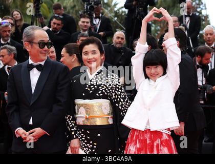 Cannes, France. 17 mai 2025. Les acteurs du film Renoir sont photographiés après la première du film lors de la 78e édition du Festival de Cannes à Cannes, dans le sud de la France, le 17 mai 2025. Crédit : Gao Jing/Xinhua/Alamy Live News Banque D'Images