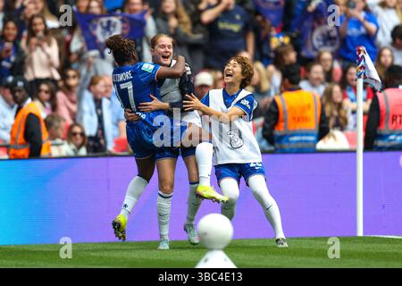 Londres, Royaume-Uni. 18 mai 2025. Londres, Angleterre, le 18 mai 2025 : Sandy Baltimore (17 Chelsea) fête avec Sjoeke Nusken (6 Chelsea) et Maika Hamano (23 Chelsea) lors de la finale de la Coupe Adobe Womens FA Cup entre Chelsea et Manchester United au stade de Wembley à Londres, Angleterre (Alexander Canillas/SPP) crédit : SPP Sport Press photo. /Alamy Live News Banque D'Images