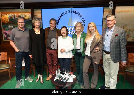 Helmut Zierl, Anna Schäfer, Rene Steinke, Herma Koehn, Heikedine Körting, Alexandra Rotmann und Thorsten Laussch beim 14. Hamburger Hafen Talk im Brauhaus Blockbräu, BEI den composé Pauli Landungsbrücken, Hamburg 18.5.2025 *** Helmut Zierl, Anna Schäfer, Rene Steinke, Herma Koehn, Heikedine Körting, Alexandra Rotmann et Thorsten Laussch au 14 Hamburger Hafen Talk au Brauhaus Blockbräu, BEI den St Pauli Landungsbrücken, Hambourg 18 5 2025 Banque D'Images