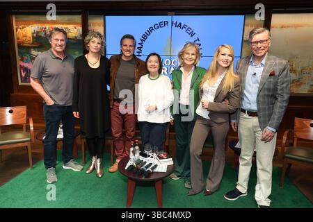Helmut Zierl, Anna Schäfer, Rene Steinke, Herma Koehn, Heikedine Körting, Alexandra Rotmann und Thorsten Laussch beim 14. Hamburger Hafen Talk im Brauhaus Blockbräu, BEI den composé Pauli Landungsbrücken, Hamburg 18.5.2025 *** Helmut Zierl, Anna Schäfer, Rene Steinke, Herma Koehn, Heikedine Körting, Alexandra Rotmann et Thorsten Laussch au 14 Hamburger Hafen Talk au Brauhaus Blockbräu, BEI den St Pauli Landungsbrücken, Hambourg 18 5 2025 Banque D'Images