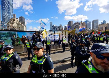 Des policiers sont placés entre des groupes de protestation opposés lors de manifestations simultanées pro-palestiniennes et pro-israéliennes à Princes Bridge. Un rassemblement de la Journée de la Nakba à Melbourne a marqué le 77e anniversaire avec les participants marchant sur environ 6 kilomètres de la Bibliothèque d'État à St Kilda Beach. La manifestation comprenait une manifestation devant le consulat américain, dénonçant le soutien des États-Unis à Israël dans le contexte du conflit en cours à Gaza. Le rassemblement a exprimé sa solidarité avec la lutte palestinienne et appelé à la justice et à la fin de l'occupation israélienne. Le jour de la Nakba commémore la displa de 1948 Banque D'Images