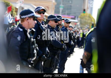 Des policiers sont vus positionnés entre des groupes de protestation opposés lors de manifestations pro-palestiniennes et pro-israéliennes simultanées à Princes Bridge pendant le rassemblement. Un rassemblement de la Journée de la Nakba à Melbourne a marqué le 77e anniversaire avec les participants marchant sur environ 6 kilomètres de la Bibliothèque d'État à St Kilda Beach. La manifestation comprenait une manifestation devant le consulat américain, dénonçant le soutien des États-Unis à Israël dans le contexte du conflit en cours à Gaza. Le rassemblement a exprimé sa solidarité avec la lutte palestinienne et appelé à la justice et à la fin de l'occupation israélienne. Commémoration du jour de la Nakba Banque D'Images