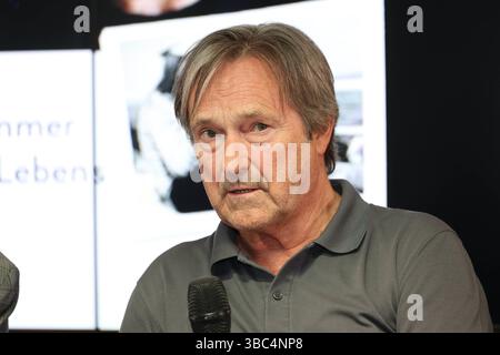 Helmut Zierl, Schauspieler, zu Gast beim 14. Hamburger Hafen Talk im Brauhaus Blockbräu, BEI den réunissant Pauli Landungsbrücken, Hamburg 18.5.2025 *** Helmut Zierl, acteur, invité au 14 Hamburger Hafen Talk at Brauhaus Blockbräu, BEI den St Pauli Landungsbrücken, Hamburg 18 5 2025 Banque D'Images