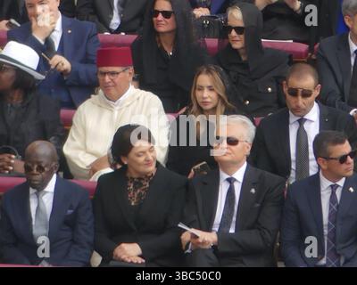 Exprimez la place Pierre, le Vatican, la Cité du Vatican. 18 mai 2025. Saluant plus de 300 000 fidèles réunis sur la place Pierre depuis son Popemobile, le pape Léon XIV a présidé sa messe inaugurale historique, à laquelle ont assisté des dirigeants mondiaux, notamment le secrétaire d'État américain Marc Rubio et le vice-président Vance, le président ukrainien Vlodomyr Zelensky, le chancelier allemand Friedrich Merz, le premier ministre italien Meloni, le premier ministre australien albanais et la chef de l'UE Ursula von der Leyen. Sous la surveillance de représentants du monde entier, le Vatican a fait une déclaration puissante confirmant son influence politique Banque D'Images