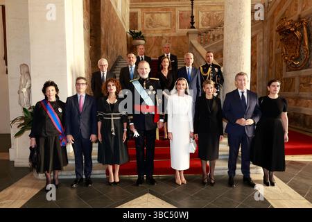 Rome, Italie. 18 mai 2025. Le roi Felipe VI d'Espagne, la reine Letizia d'Espagne, Yolanda Diaz, vice-présidente, Maria Jesus Montero, présidente vide, Isabel Celaa, Jordi Gutierrez, Alberto Nunez Feijoo, Felix Bolanos pose pour photographe avant la messe d'inauguration du pape Léon XIV au Palais Borghèse le 18 mai 2025 à Rome, Italie (crédit image : © Jack Abuin/ZUMA Press Wire) USAGE ÉDITORIAL SEULEMENT ! Non destiné à UN USAGE commercial ! Banque D'Images