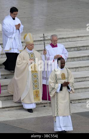 Cité du Vatican, Cité du Vatican. 18 mai 2025. La messe du début du pontificat du Pape Léon XIV. a eu lieu Basilique Pierre, Cité du Vatican. 18 mai 2025 crédit : Agence photo indépendante/Alamy Live News Banque D'Images
