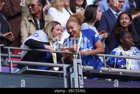 Londres, Royaume-Uni. 18 mai 2025. Sonia Bompastor, manager de Chelsea et Lauren James de Chelsea lors du match de finale de la FA Cup féminine de Chelsea Women vs Manchester United Women au stade de Wembley, Londres. Le crédit photo devrait se lire : Paul Terry/Sportimage crédit : Sportimage Ltd/Alamy Live News Banque D'Images