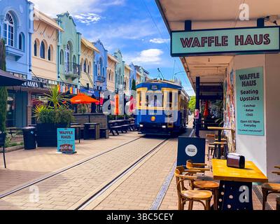 Vitrines colorées et bâtiments historiques de New Regent Street, Christchurch, Nouvelle-Zélande Aotearoa reflétant le style de San Francisco et Lisbonne Banque D'Images