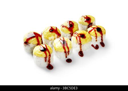 Délicieux rouleaux de sushi recouverts de sauce épicée et de crème au fromage sur fond blanc Banque D'Images