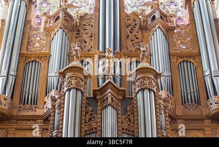 Détail du grand orgue à l'intérieur de la cathédrale saint-Gatien à Tours, Centre-Val de Loire, France Banque D'Images