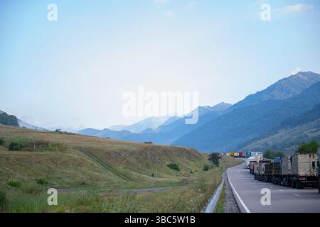 Une longue file de camions se dresse sur la route près de la frontière de la Géorgie Banque D'Images
