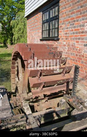 L'ancienne roue du moulin Brewhurst sur le canal Wey & Arun, Loxwood, Billingshurst, West Sussex, Angleterre Banque D'Images