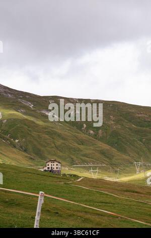 Cabane de montagne solitaire près du Passo dello Stelvio italien par un jour d'été couvert Banque D'Images