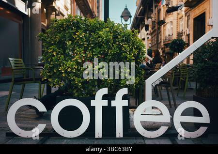 Le mot café en métal, comme décoration devant le café. Banque D'Images