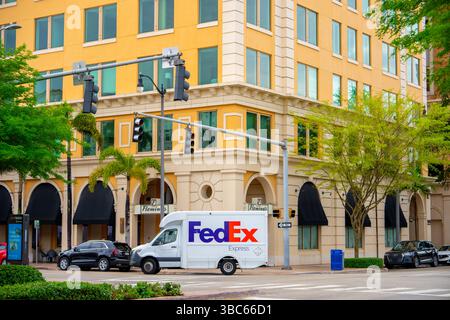 Coral Gables, FL, États-Unis - 12 mai 2025 : FedEx Express Truck effectuant des livraisons dans les rues de Coral Gables Miami en Floride Banque D'Images