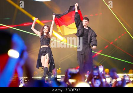 Bâle, Schweiz. 18 mai 2025. Bâle, Suisse - 17 mai 2025 : concours Eurovision de la chanson, ESC 2025 : Show finals avec les allemands ABoR & Tinny d'Allemagne interprétant la chanson 'Baller'. Crédit : dpa/Alamy Live News Banque D'Images