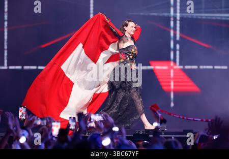 Bâle, Schweiz. 18 mai 2025. Bâle, Suisse - 17 mai 2025 : concours Eurovision de la chanson, ESC 2025 : Show finals avec la chanteuse suisse Zoe me pour la Suisse avec la chanson 'voyage'. Mandoga Media Allemagne crédit : dpa/Alamy Live News Banque D'Images